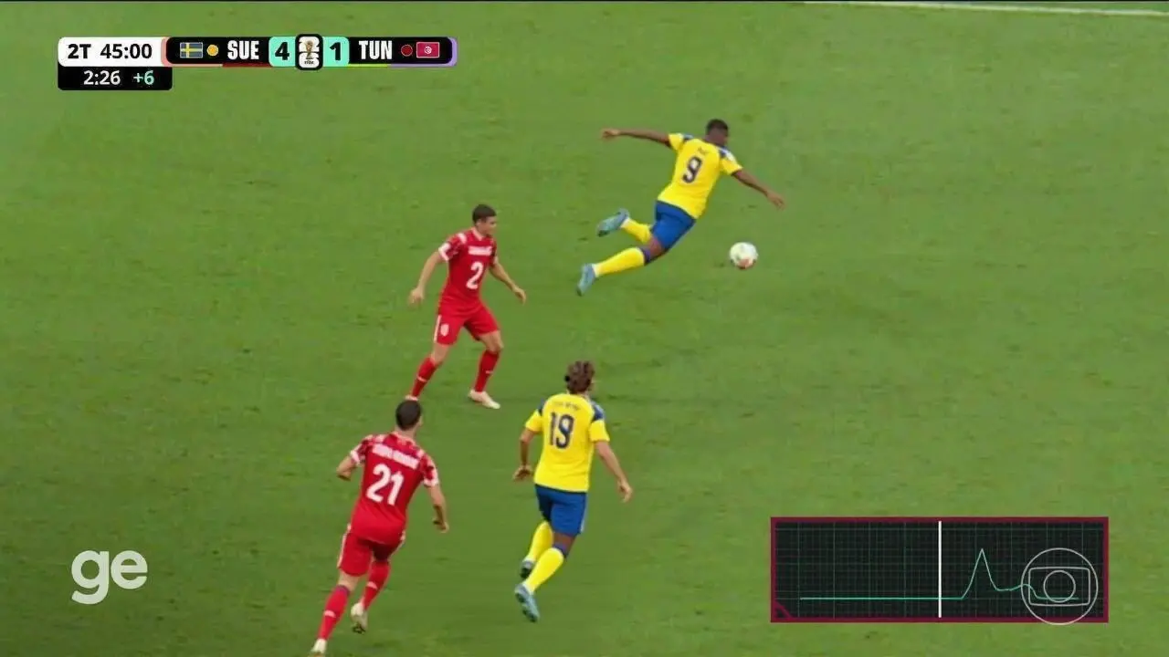 Fifa aprova chip na bola para validar gols e auxiliar VAR